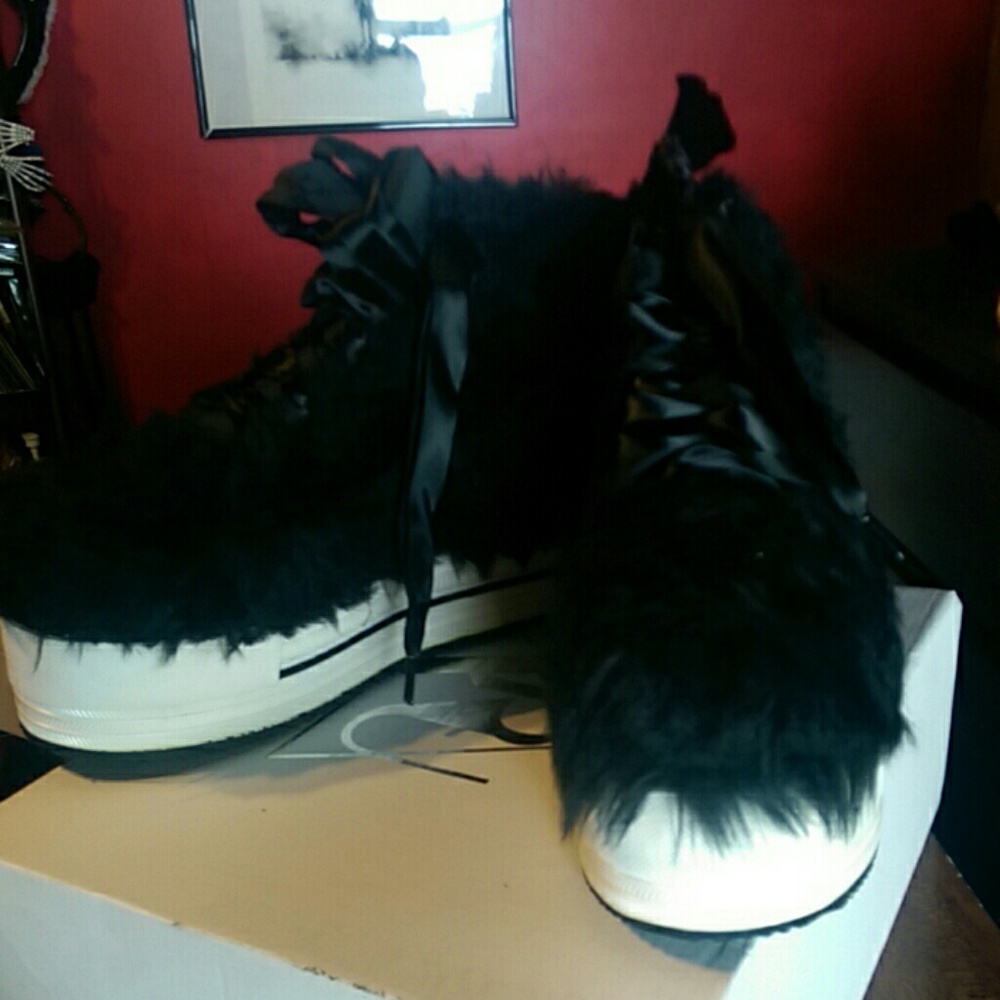 Yru elevation fur black size 8